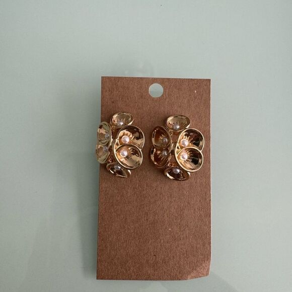 Elegant Gold Floral Earrings with Pearls A938 - Picture 5 of 6